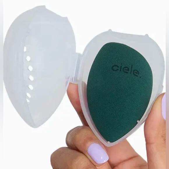Ciele Other - 💚 CIELE Sponge with Travel Case